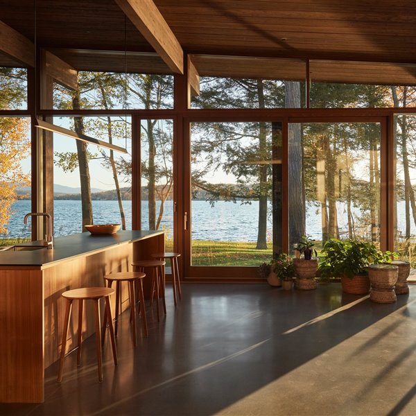 La casa del lago con la chimenea perfecta para el otoño