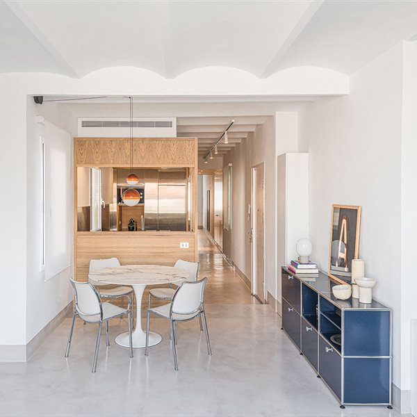 Una caja de madera multifuncional transforma este piso típico del Eixample en Barcelona