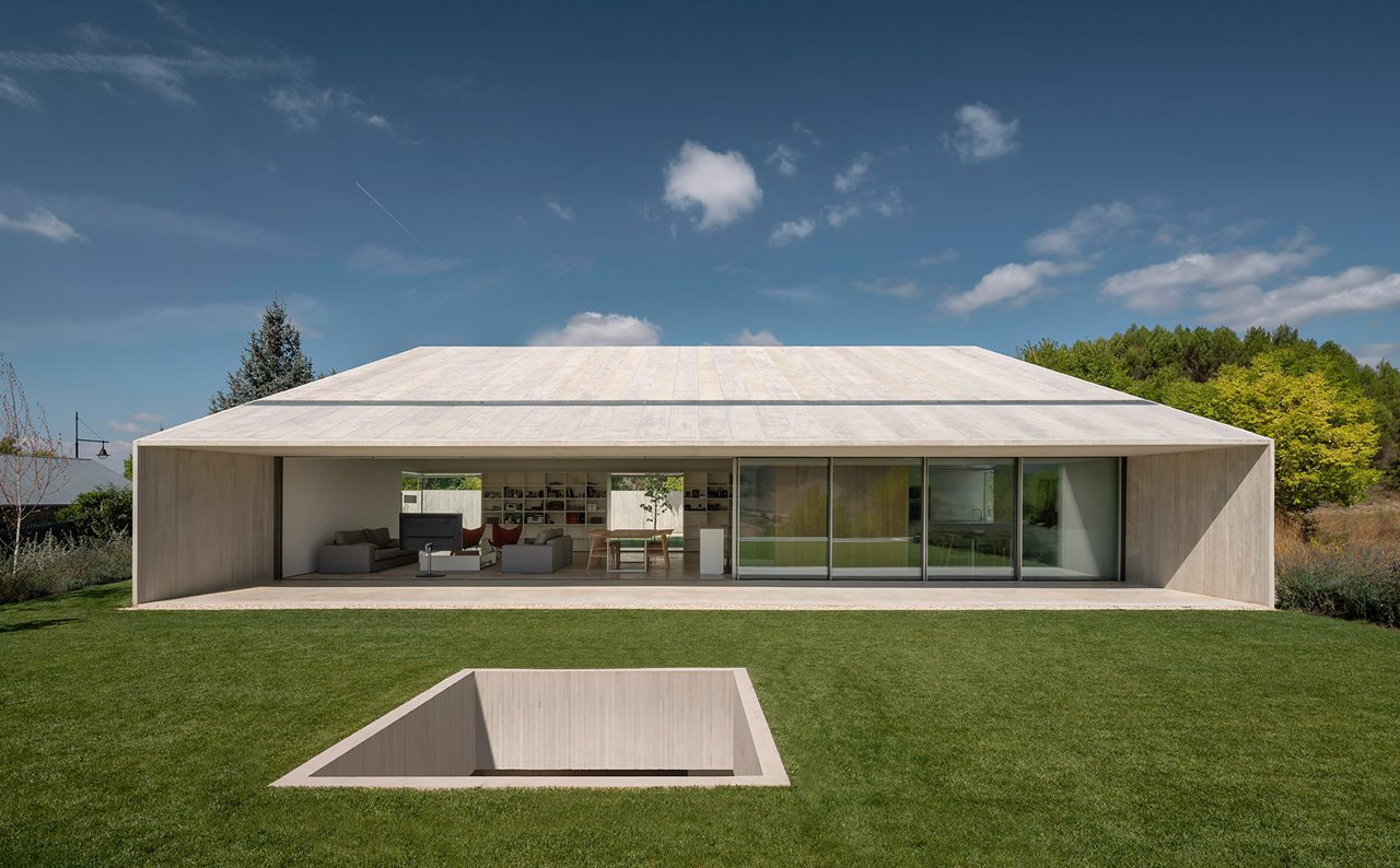 La casa es un bloque blanco de hormigón que destaca sobre el paisaje sin resultar excesiva. 