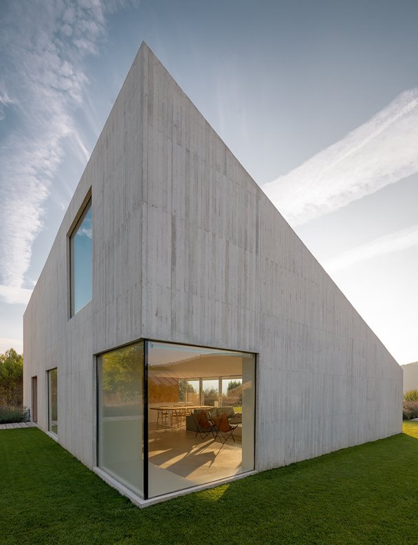 Una casa familiar de hormigón en Navarra que triunfa por su sencillez