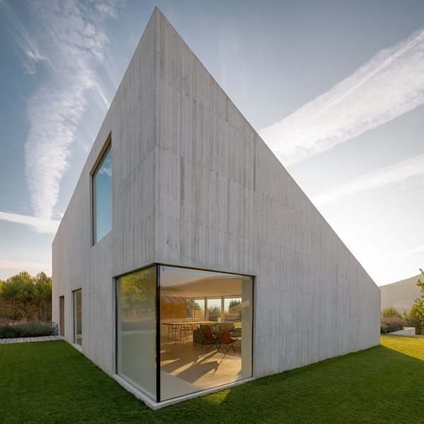 Una casa familiar de hormigón en Navarra que triunfa por su sencillez