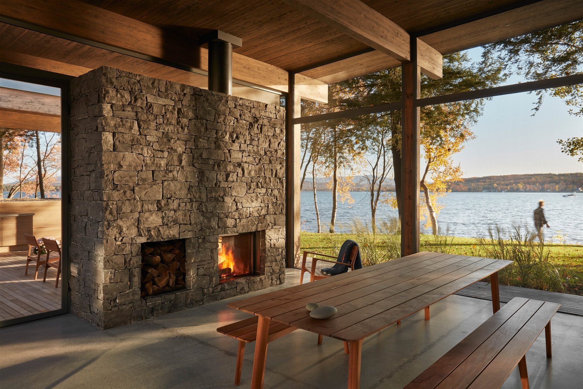 la-casa-del-lago-con-la-chimenea-perfecta  pared de ladrillos Montreal