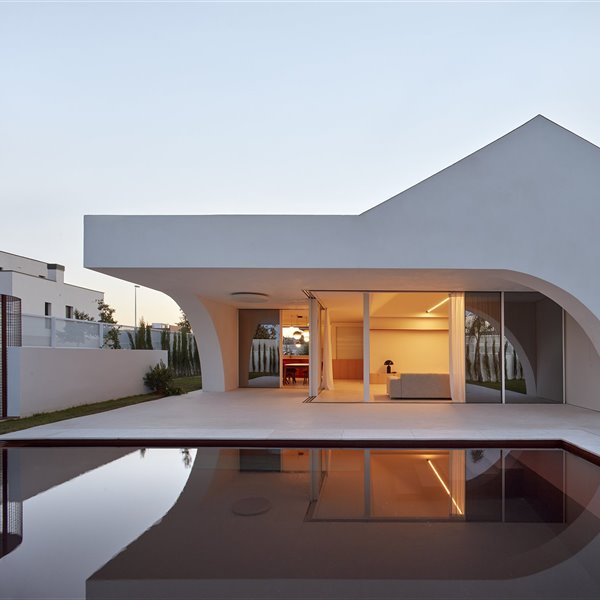 Todo el mundo se fija en esta moderna casa de Valencia cuando pasa por delante: geometría y cerámica son las claves de este increíble proyecto