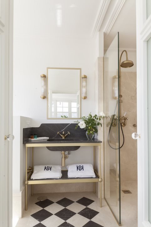 baño hotel brillante