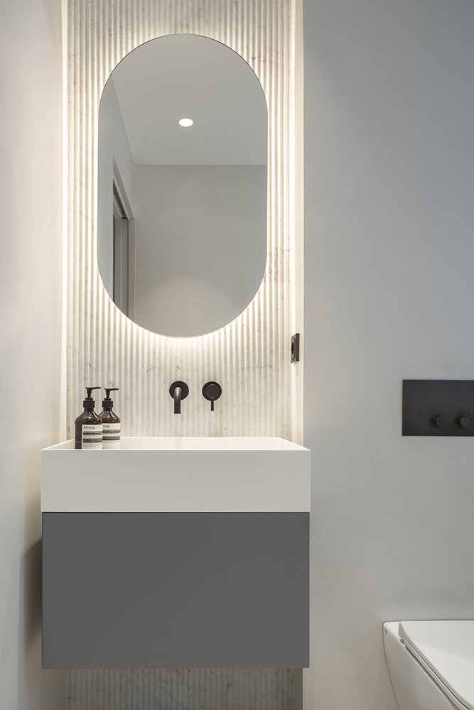 casa sant just Meritxell Ribe baño con espejo ovalado