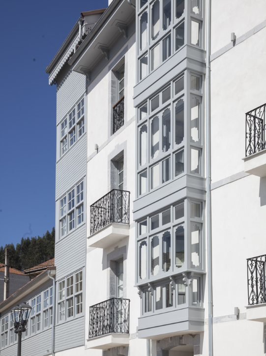 fachada blanca hotel brillante