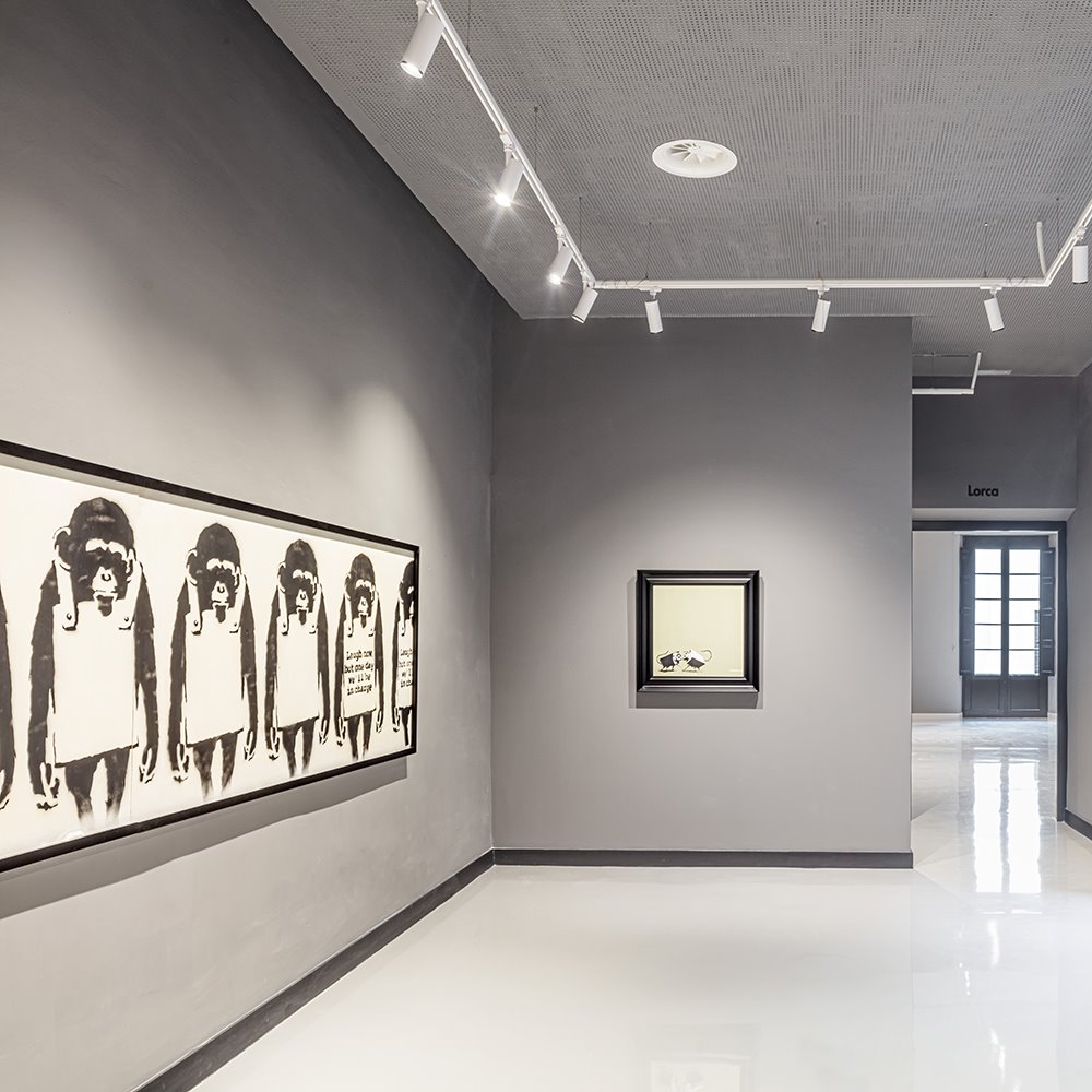 Los monos de Banksy, expuestos en el Moco Museum, y su amenazante mensaje: Laugh now, but one day we'll be in charge.