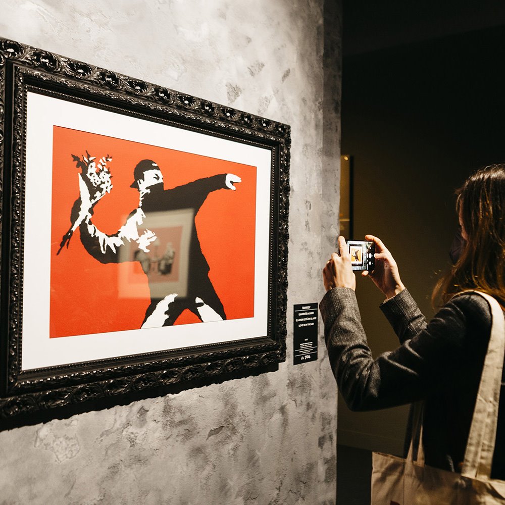 Love Is In The Air (Flower Thrower), el arte combativo de Banksy crea imágenes que se convierten en iconos.