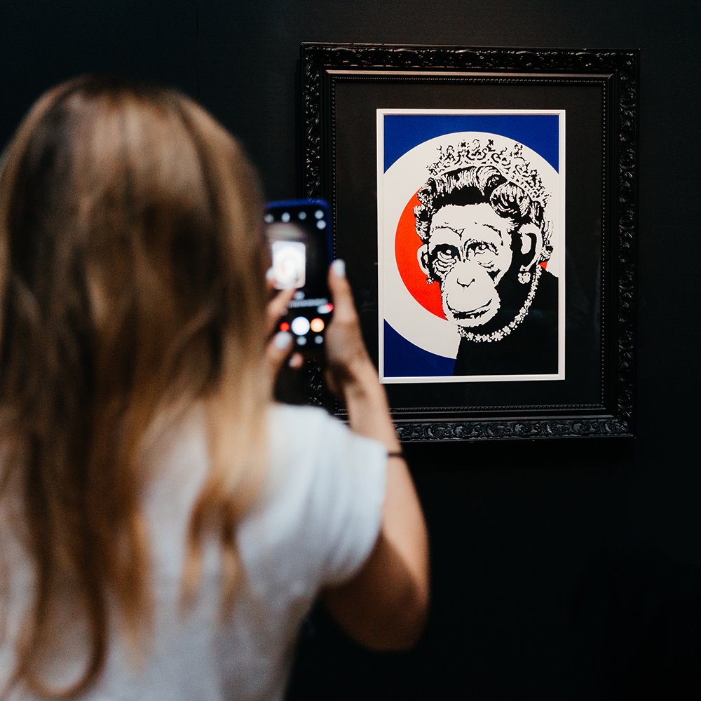 Monkey Queen, una de las serigrafías originales de Banksy que se pueden contemplar en el Disseny Hub Barcelona.
