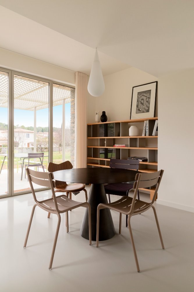 casa-de-campo-bon-en-saint-clement-de-riviere-francia-de-maca-architecture 923de939 667x1000