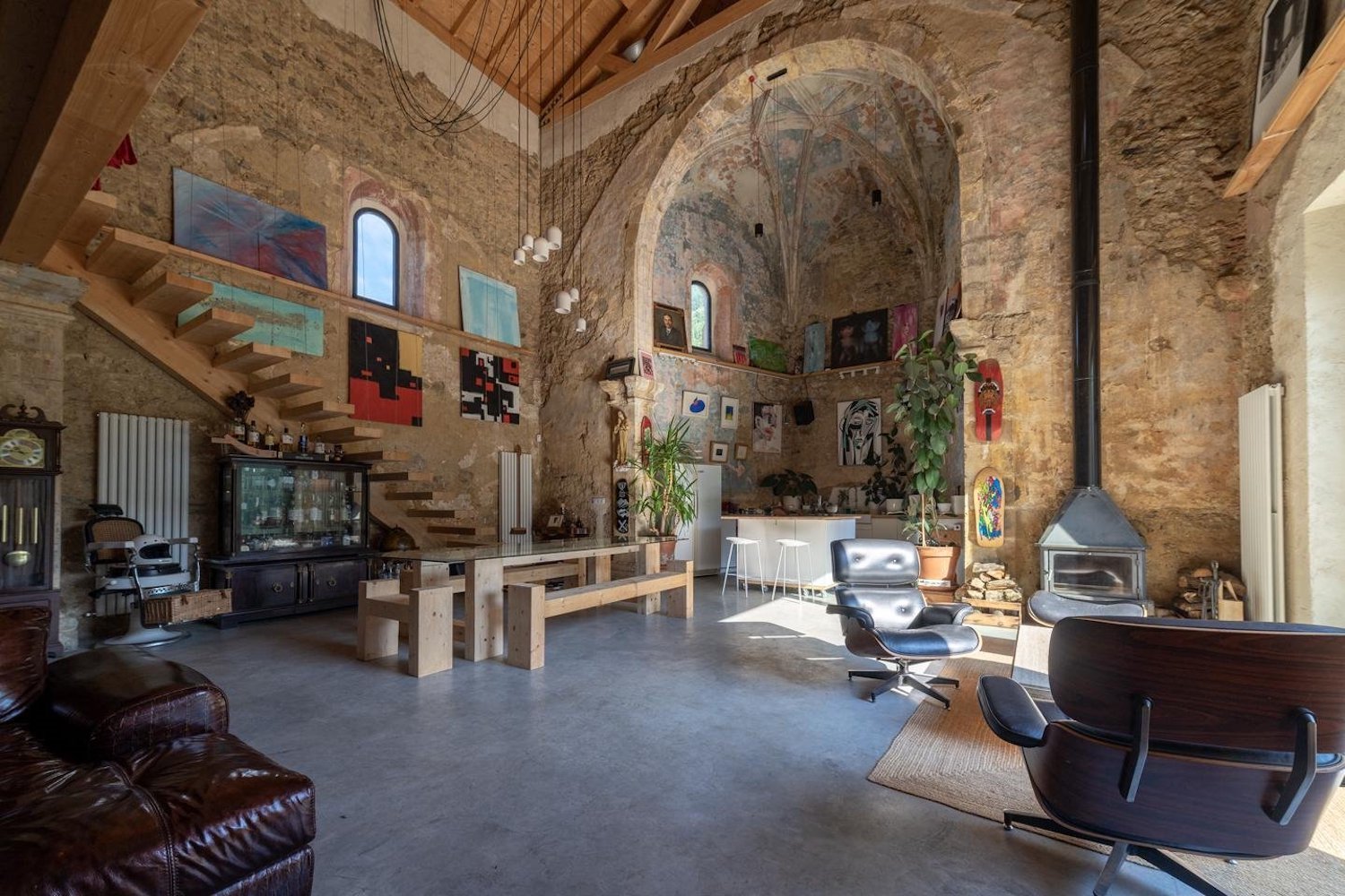 casa-en-una-antigua-iglesia-del-siglo-xvi-en-bizkaia-salon e8a841c2 1440x960
