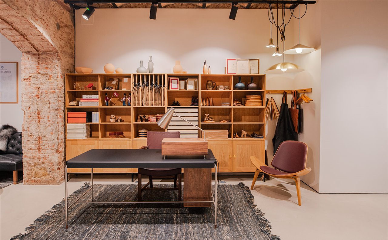 El espacio exhibe piezas icónicas de grandes maestros daneses, como la butaca CH07 Shell Chair, de Hans J. Wegner, y el escritorio AJ52 Society Table, de Arne Jacobsen, en la imagen.