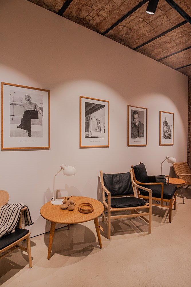 La selección de piezas se acompaña de retratos de los diseñadores más representativos de la marca.