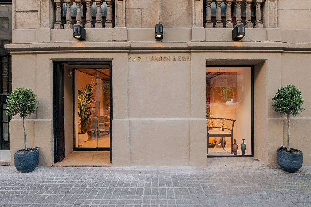 La tienda se ubica en el número 222 de la calle Rosselló, a dos pasos del Paseo de Gracia y en pleno distrito del diseño de Barcelona.