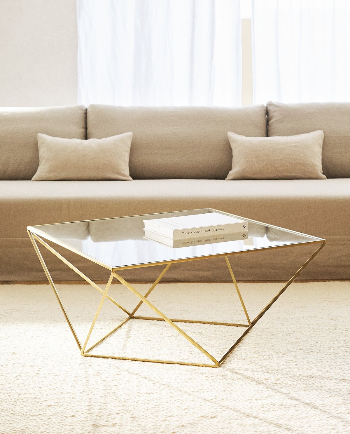 mesa con patas doradas de Zara Home