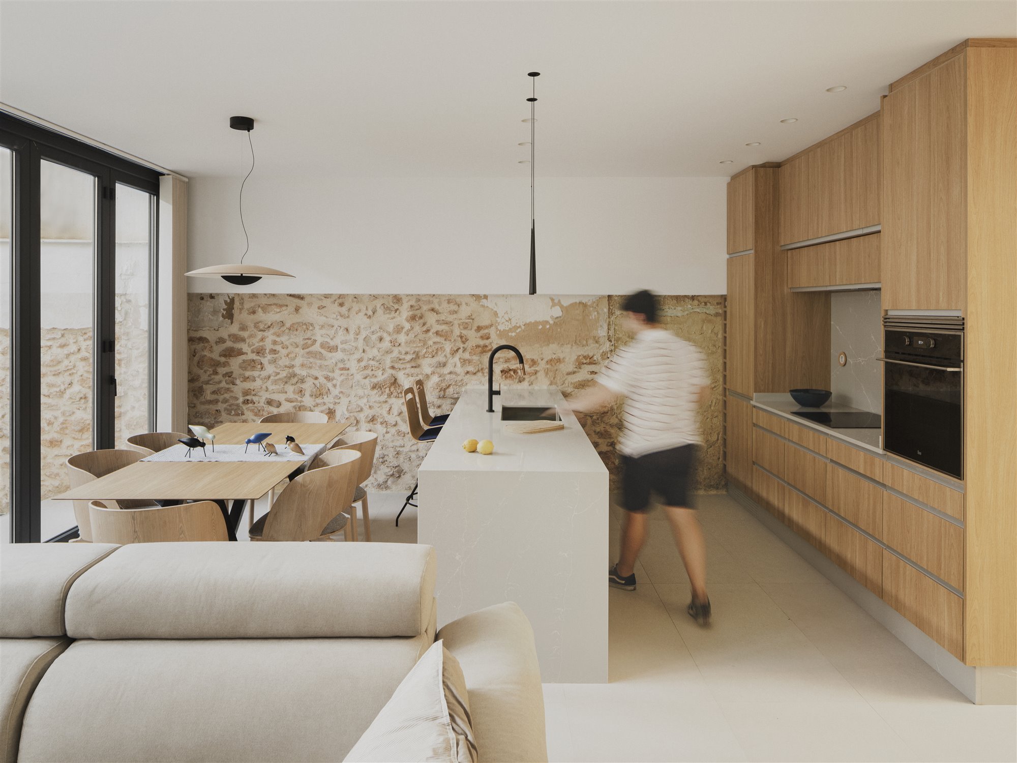 15-casa-calvari-Endalt cocina con salon y cristalera