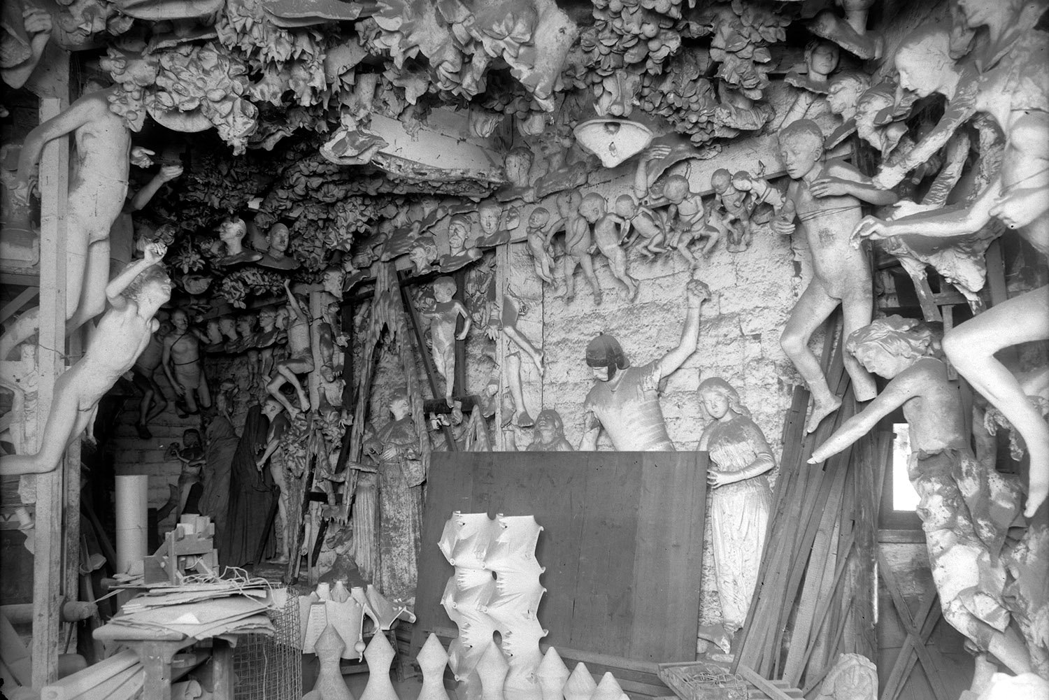 21. taller de gaudi a la sagrada familia. c. 1926 c ferran. arxiu historic del coac