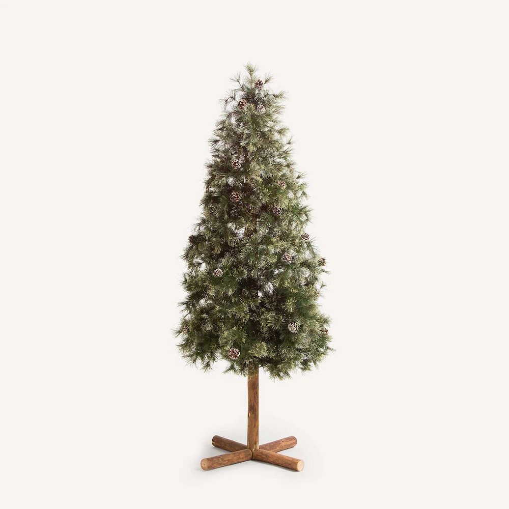 Árbol de Navidad original con tronco de madera y piñas