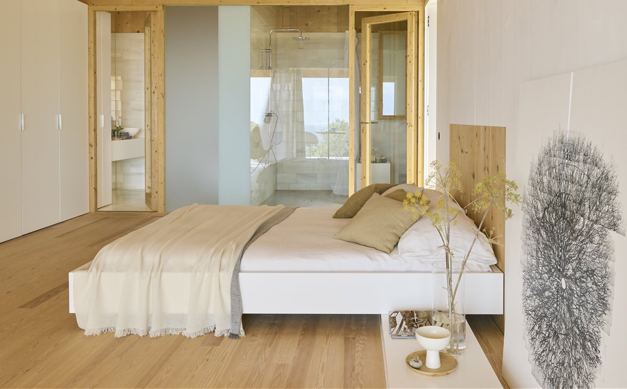 Cama elevada con cabecero de madera