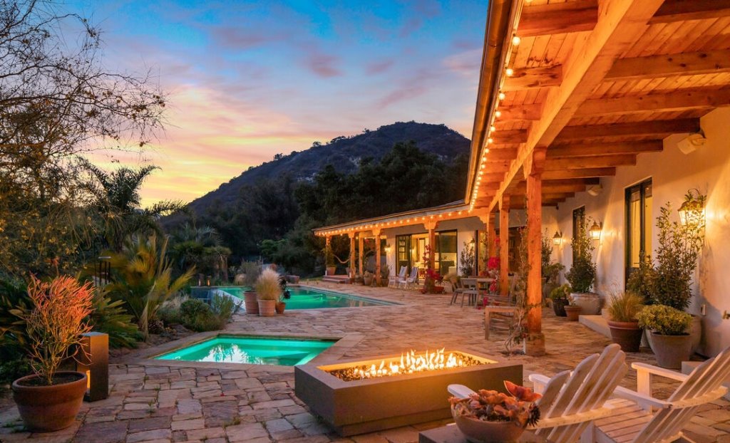 Casa de la actriz Renée Zellweger en Topanga exterior con piscina y porche
