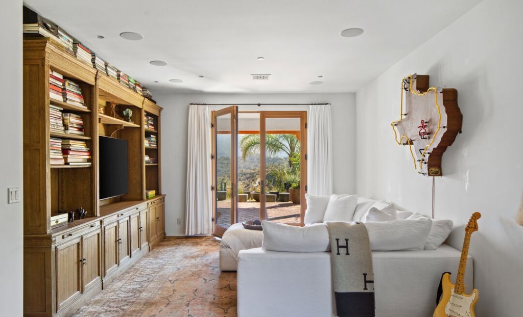 Casa de la actriz Renée Zellweger en Topanga sala de descanso con televisión