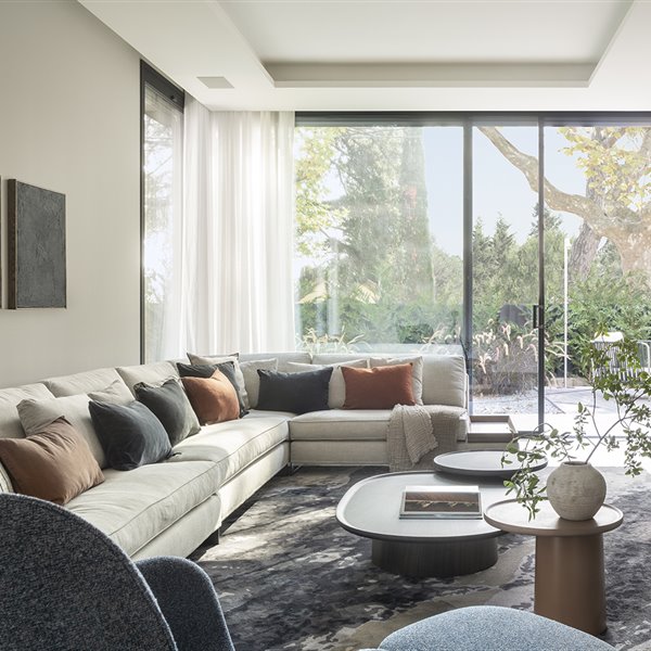 Esta casa en Barcelona define la elegancia natural y serena 