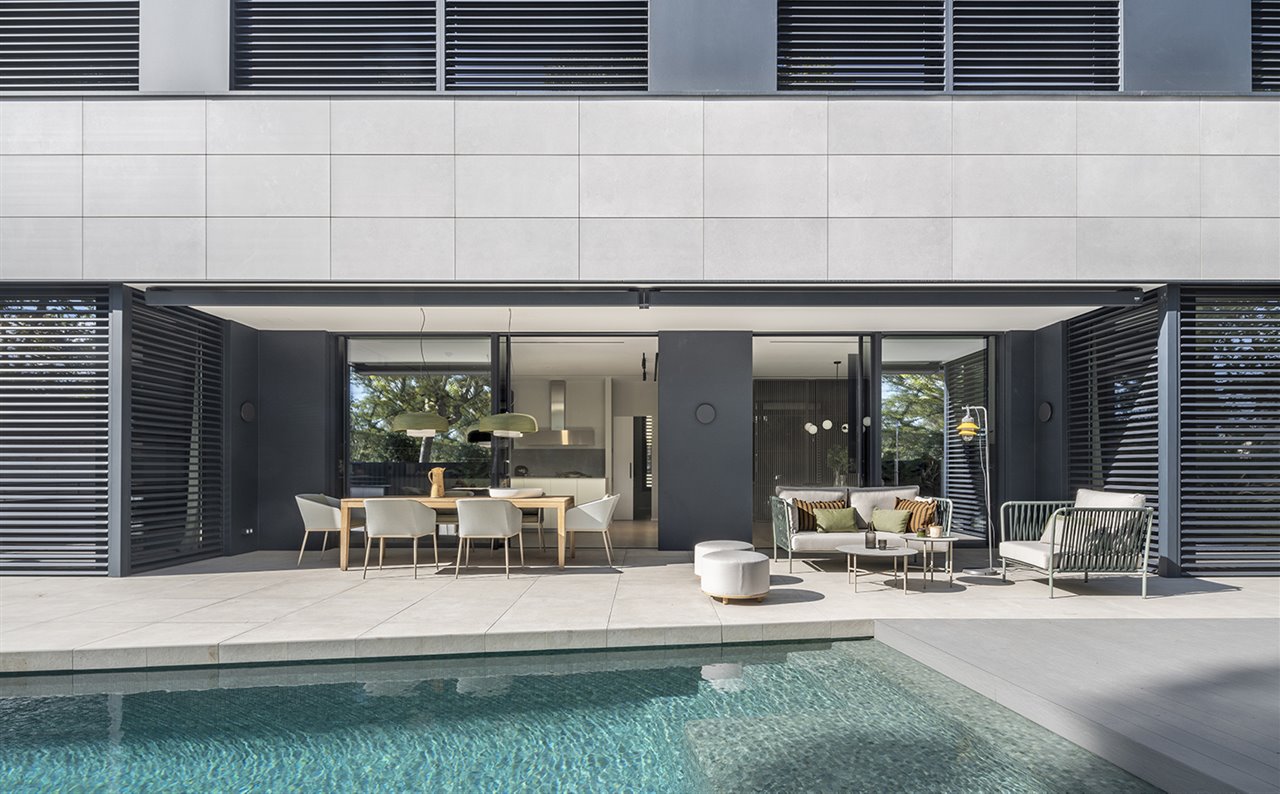 Salón al aire libre de la casa junto a la piscina