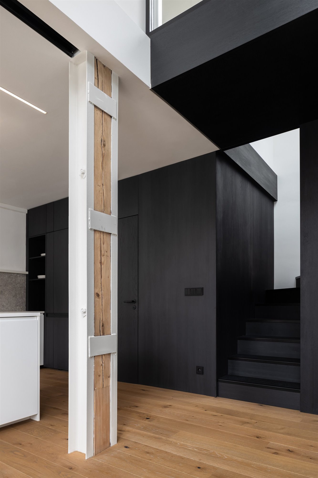komon-architekti-attic-apartment-with-a-black-box-tomas-slavik-09