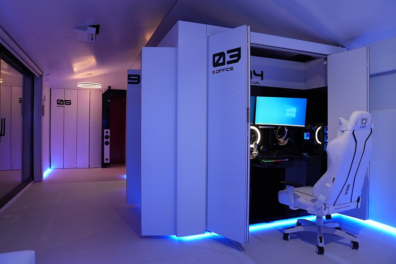La casa puede personalizarse al gusto del usuario con opciones como una estación gamer, gimnasio o bar.
