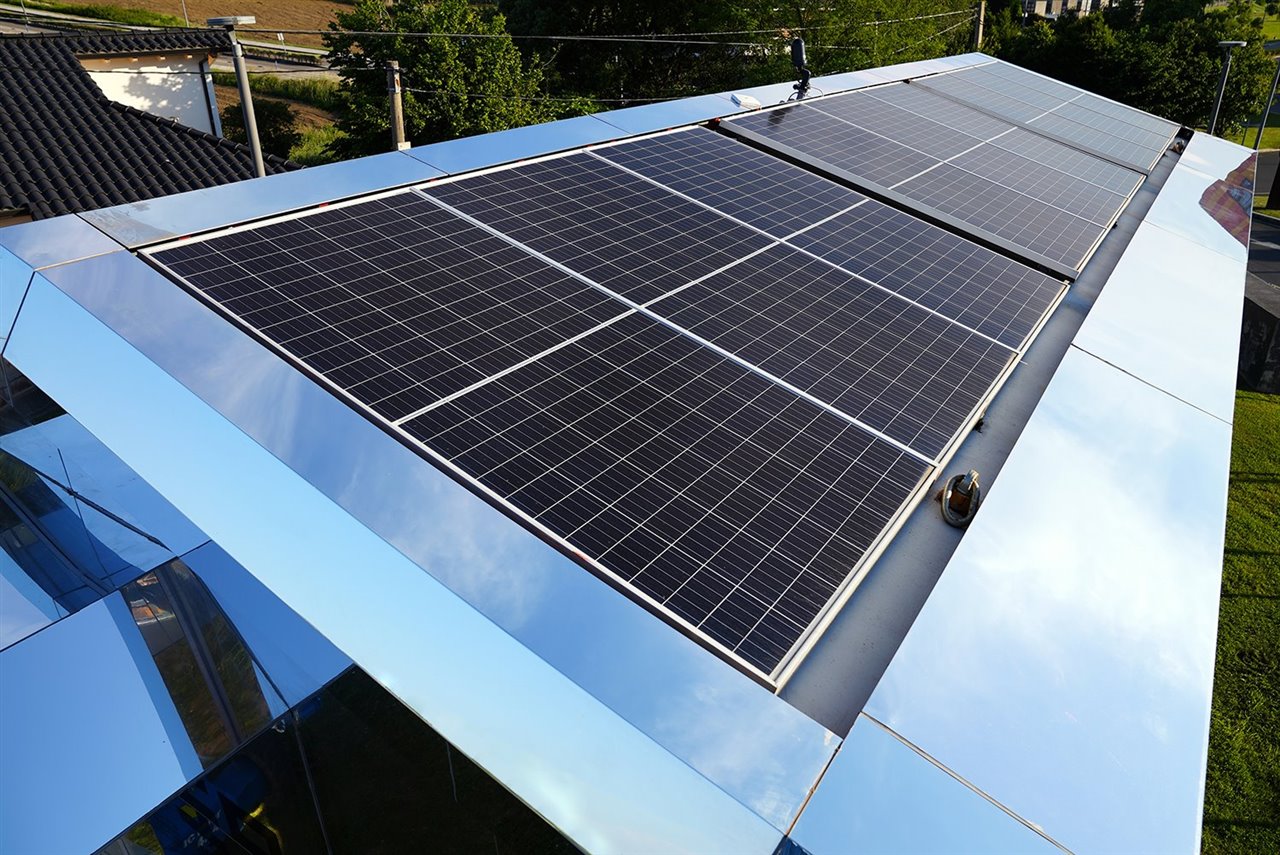Un sistema de placas fotovoltaicas genera la energía suficiente para poder vivir desconectado de la red.