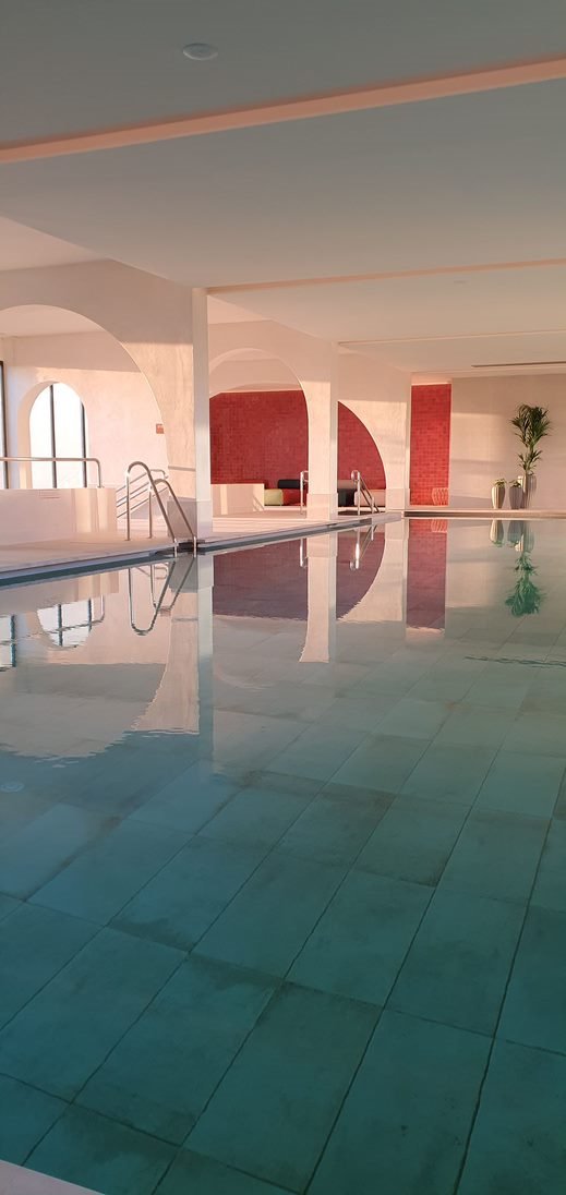 Además de la piscina, el spa tiene cabinas de tratamientos, piscinas termales, hamman, un área de relax y meditación y un gimnasio con más de mil metros cuadrados.