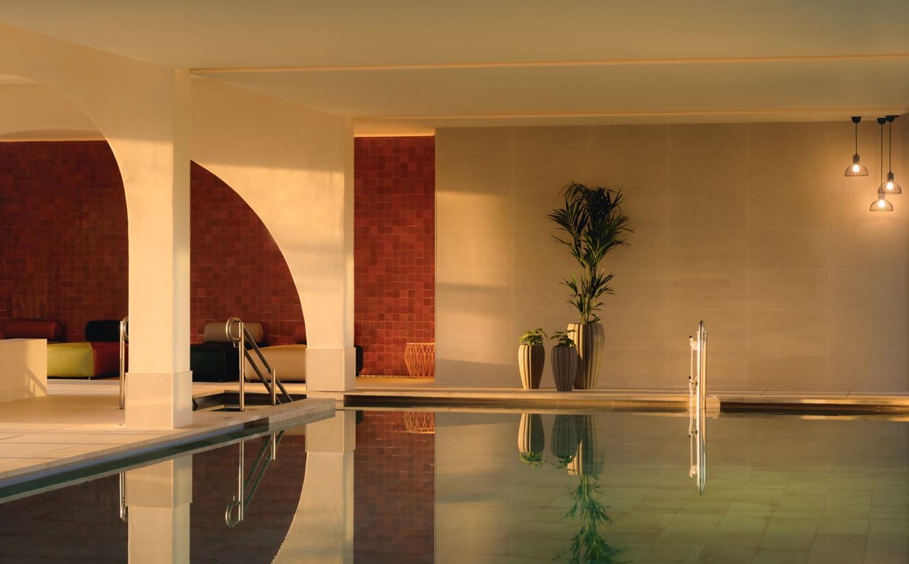El hotel alude a su respeto por la tradición arquitectónica andaluza con propuestas rompedoras propias de la marca SO/, que apuesta por una concepción rebelde del lujo.