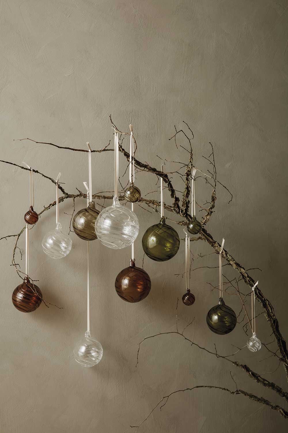 En el Cuaderno Eco defendemos que la Navidad es un gran momento para compartir horas de creatividad y manualidades en familia, y crear todo un escenario navideño aprovechando materiales ya usados y/o de bajo impacto.