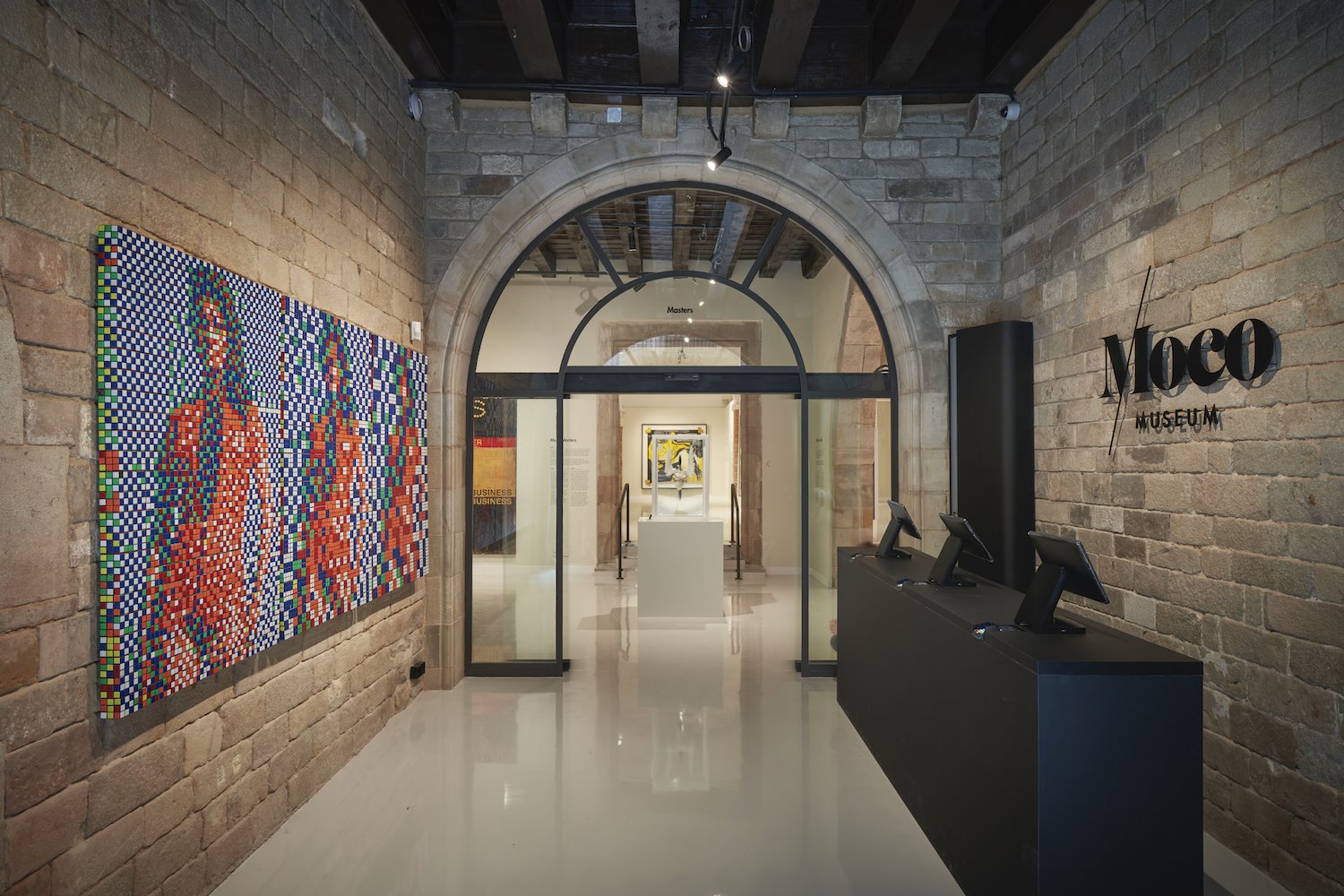 Moco Museum en Barcelona Invader RubikJamesBondGirl