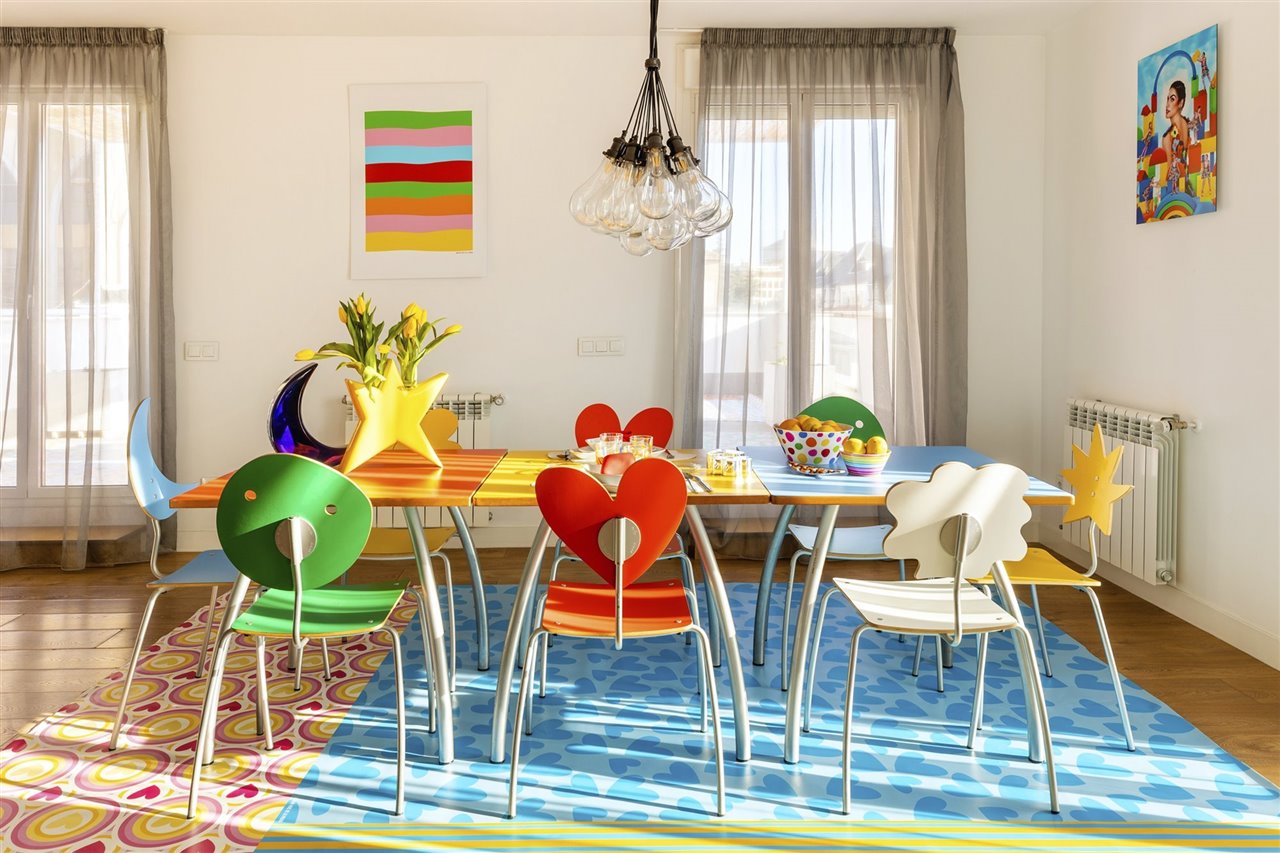 Las mesas y las sillas del comedor del piso de Airbnb son las misas que usa la diseñadora en su casa.