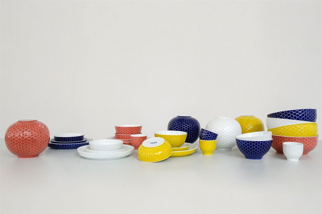 La colección Rede está integrada por siete piezas: un vaso, dos platos, un bol alto y otro bajo, una ensaladera y un florero esférico.