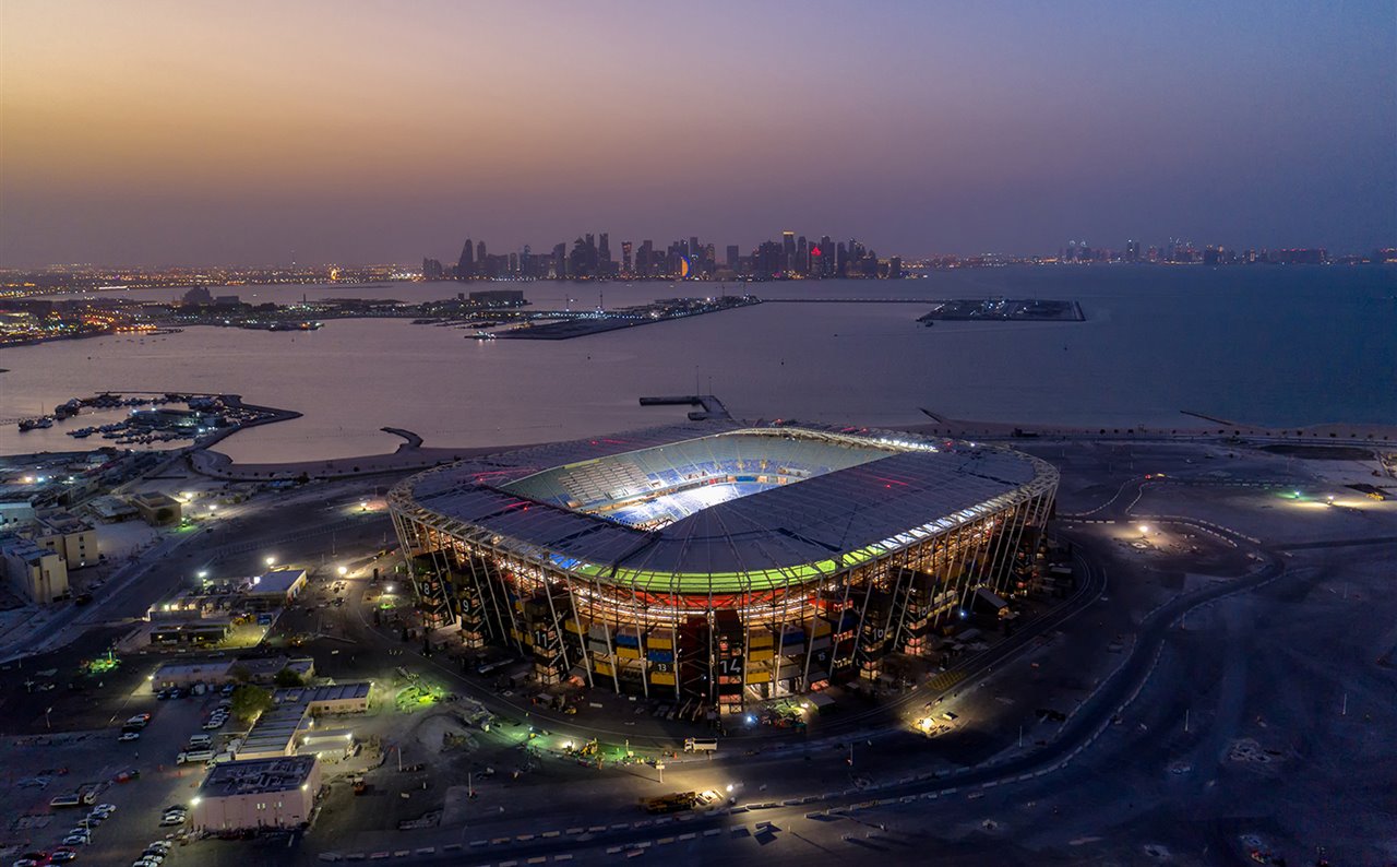 El estadio 974 se ubica cerca del puerto de Doha, enfrente de la panorámica espectacular de la Bahía Oeste.