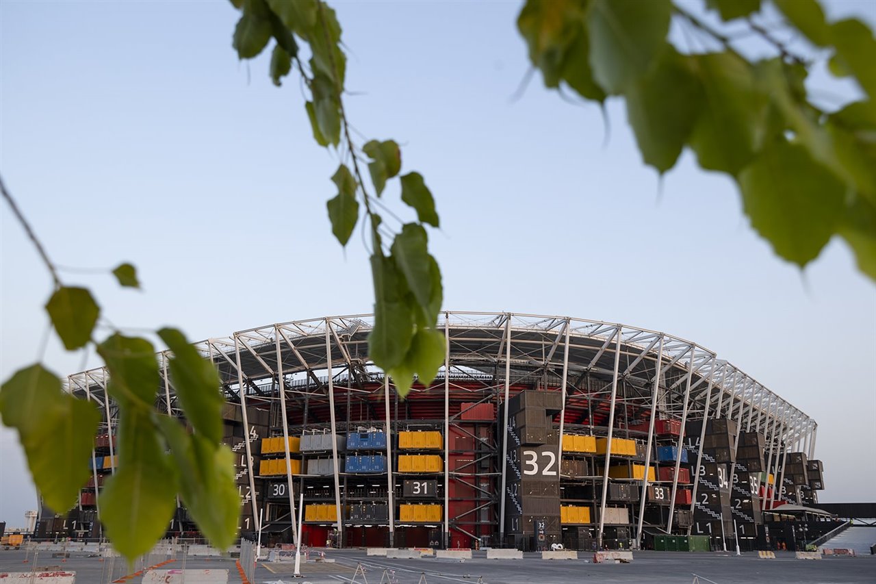 El nuevo estadio también destaca por su diseño sostenible, ya que evita la necesidad de aire acondicionado gracias a su ventilación natural.
