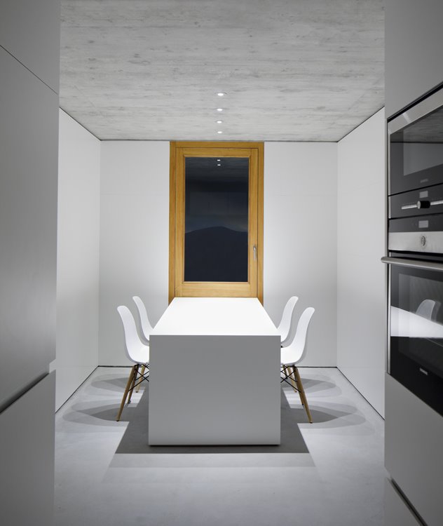 mesa blanca cocina casa villarcayo