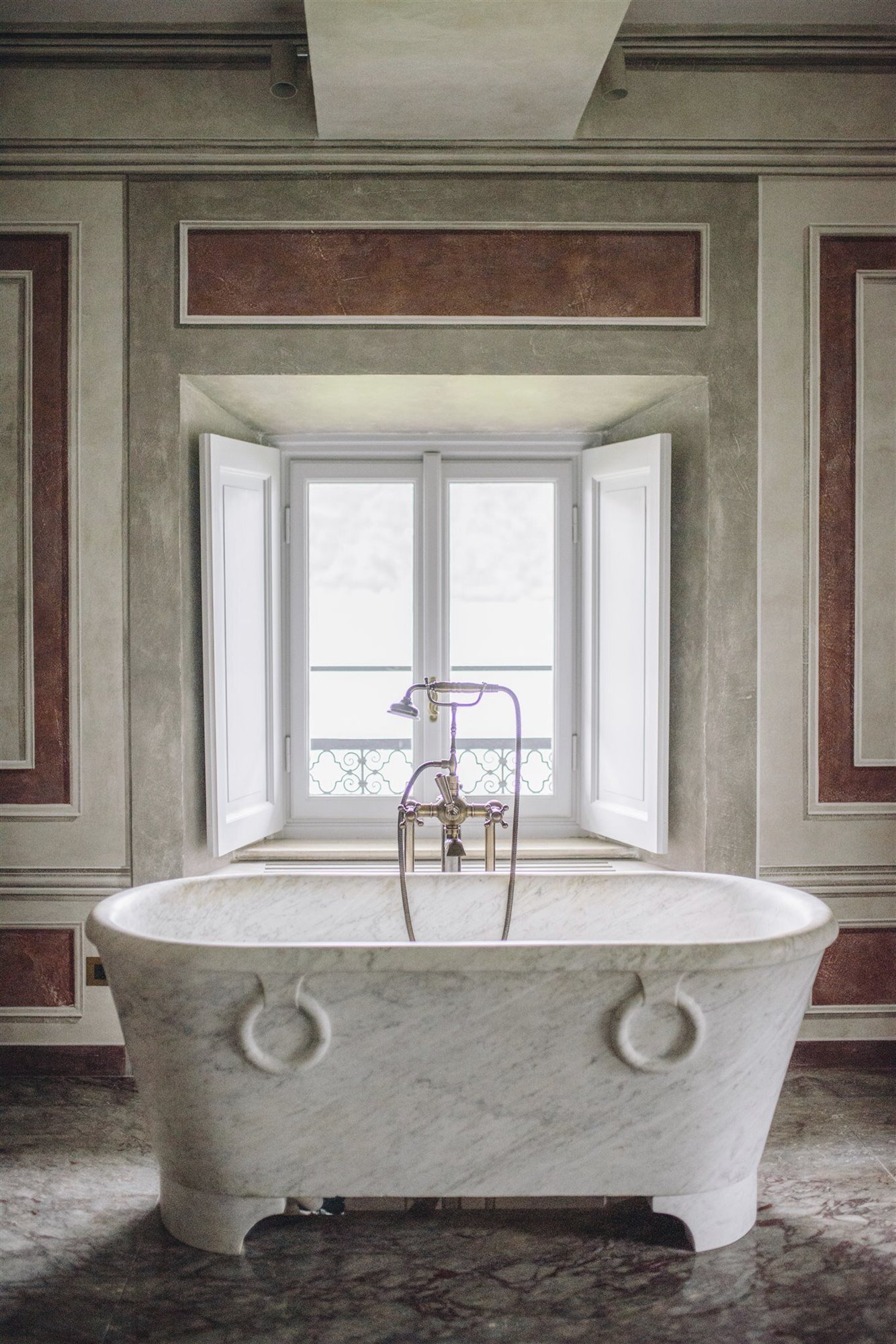 bañera de mármol house of gucci