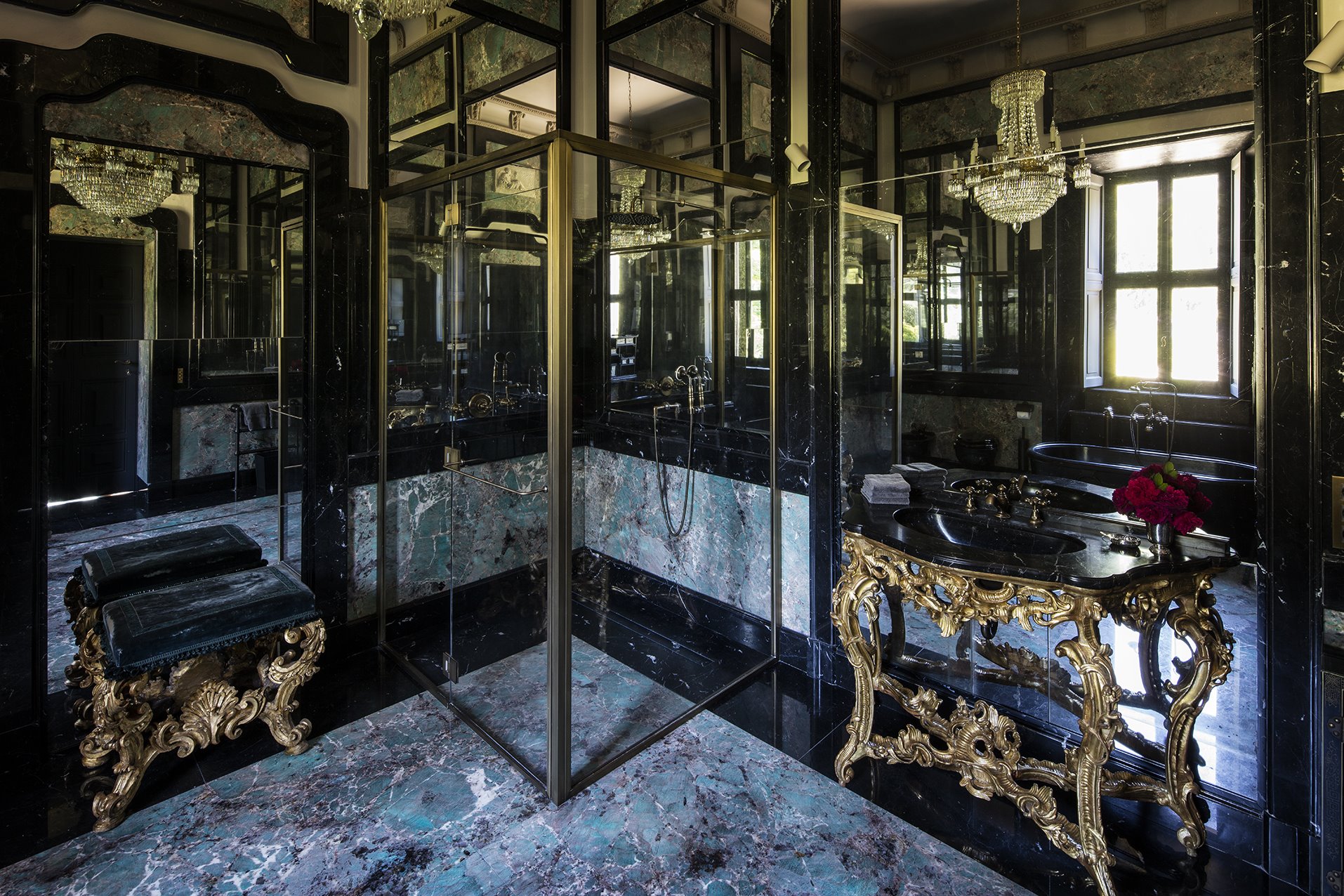 baño mármol house of gucci