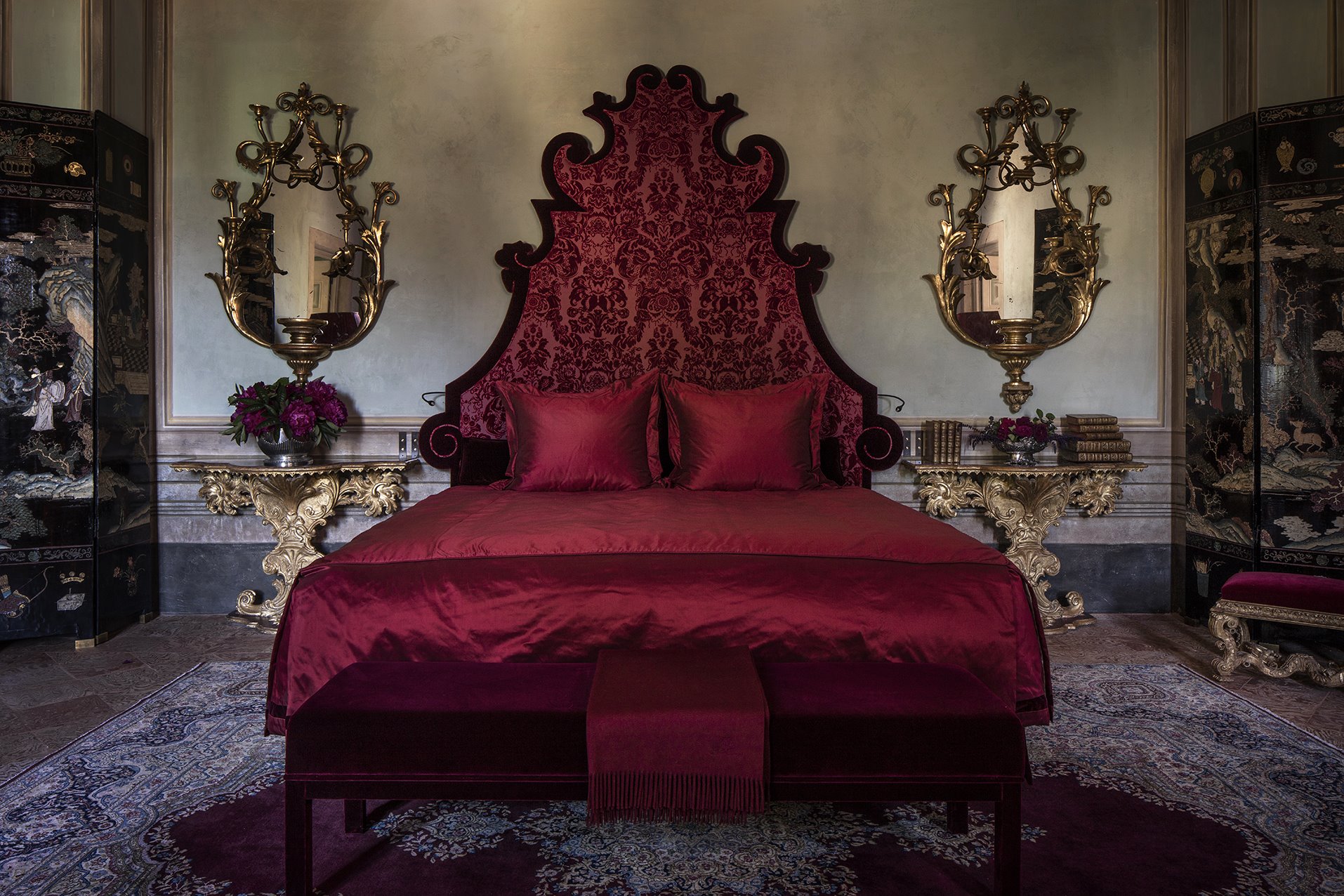cama sábanas rojas 