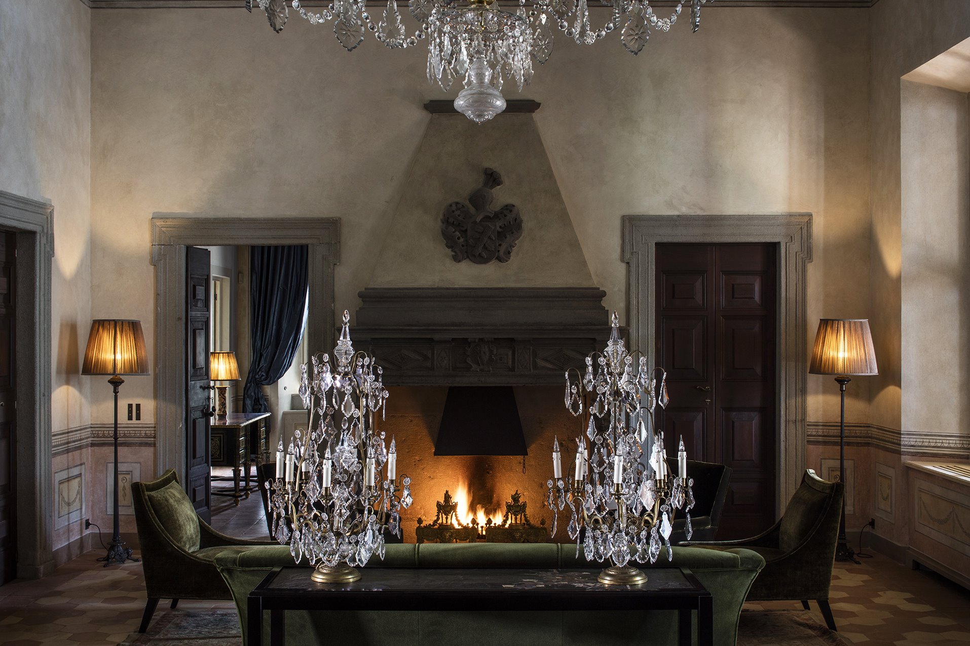 chimenea casa house of gucci