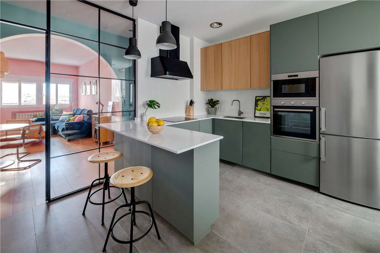 El color verde del mobiliario es un tono que transmite serenidad a la propietaria de la cocina. (Foto: Iago Blanco)
