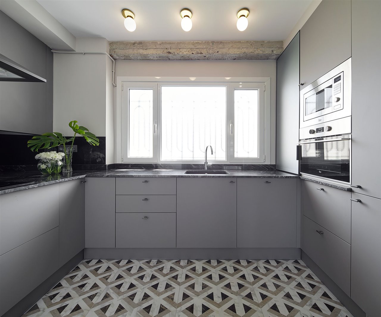 La elegancia del gris se ha apoderado de todos los elementos de esta cocina. (Elisabet Brion Interiorista | Foto: Iñaki Caperochipi)
