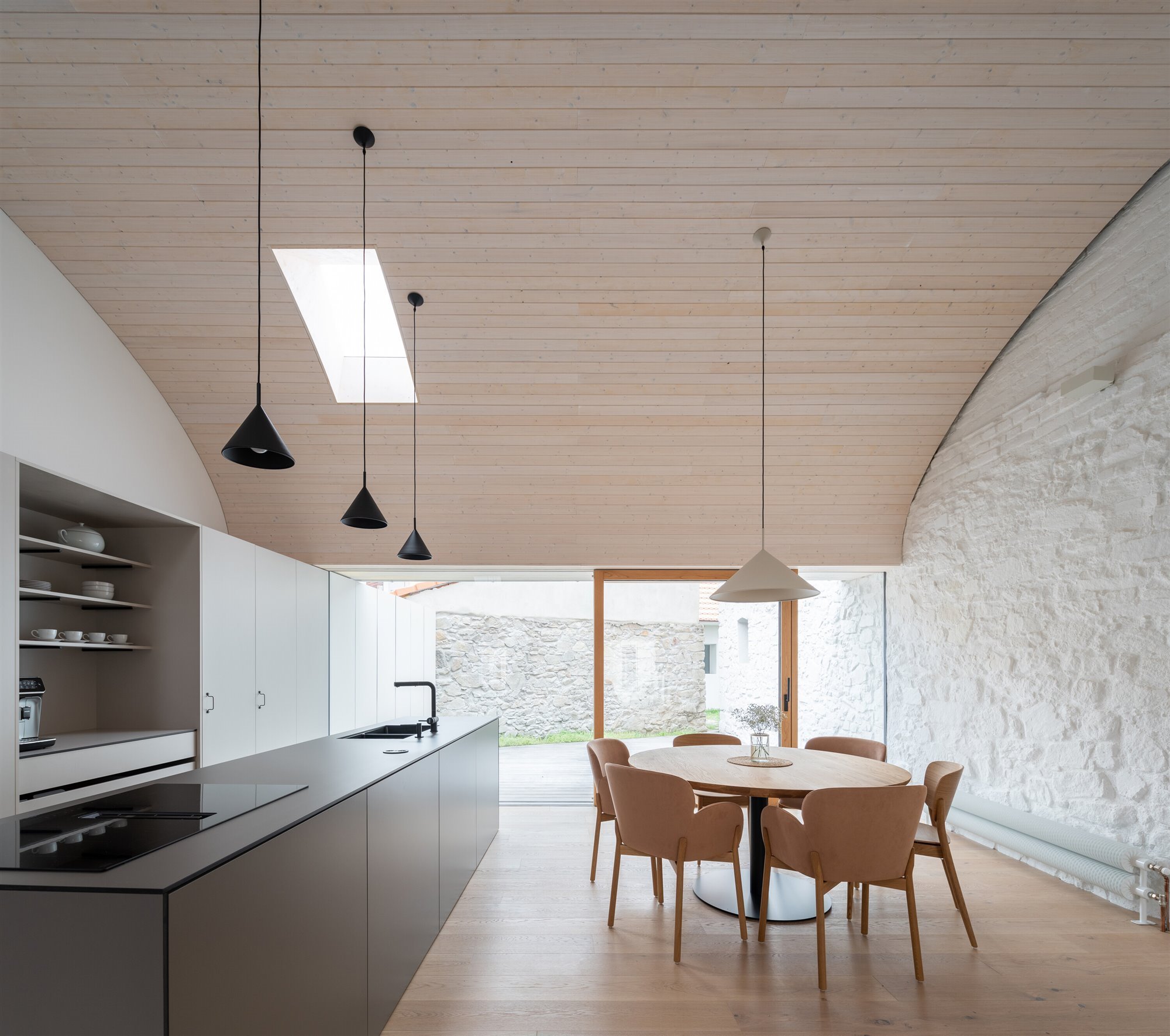 0-cocina-isla-gris-y-mesa-redonda-de-madera-atelier-111-kozina-house-alexshootsbuildings-15 0e3599df 2000x1770