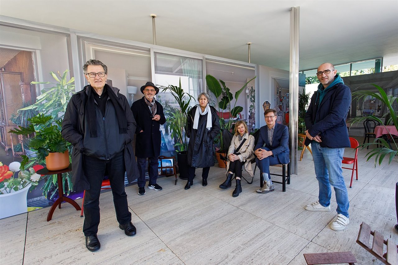 Anne Lacaton y Jean-Philippe Vassal –tercera y primero por la izquierda respectivamente– acudieron a la presentación de la instalación junto con sus comisarios –sentados en la imagen–.