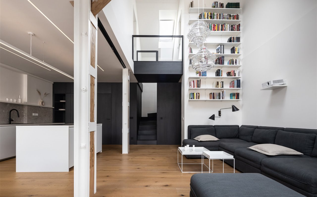 aperturakomon-architekti-attic-apartment-with-a-black-box-tomas-slavik-01 70429923 1280x794
