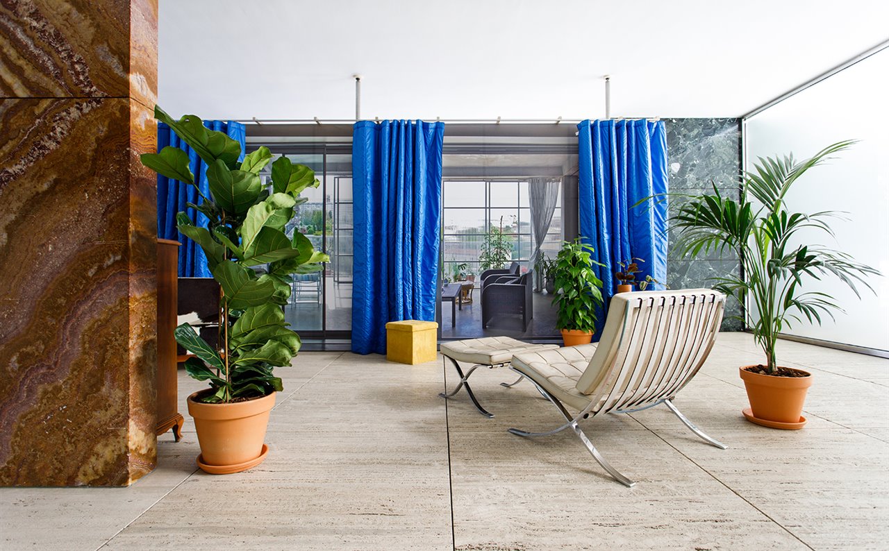 El Pabellón Mies van der Rohe se transforma hasta el 16 de diciembre en un espacio doméstico que recuerda la obra Grand Parc Bordeaux de Lacaton & Vassal.