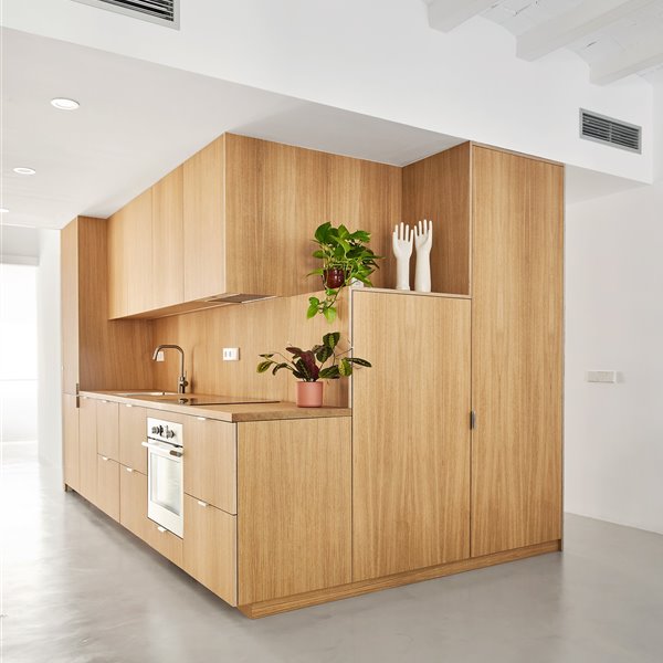 Esta mini casa de Barcelona se articula en torno a un cubo de madera